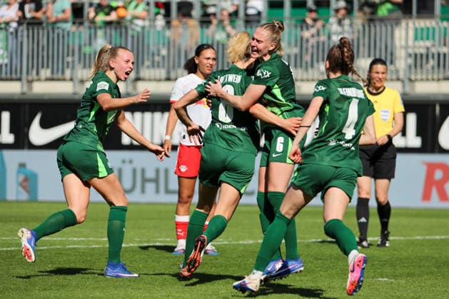 Wolfsburg, Germany 02 May 2026 1 Womens Bundesliga 24 Matchday VfL Wolfsburg vs RB Leipzig In the picture from left the second scorer Lena Lattwein VfL makes the goal to 2 1 for Wolfsburg and cheers with Ella Peddemors VfL and Janina Minge VfL Copyright: HMBxMedia MadeleinexFantini