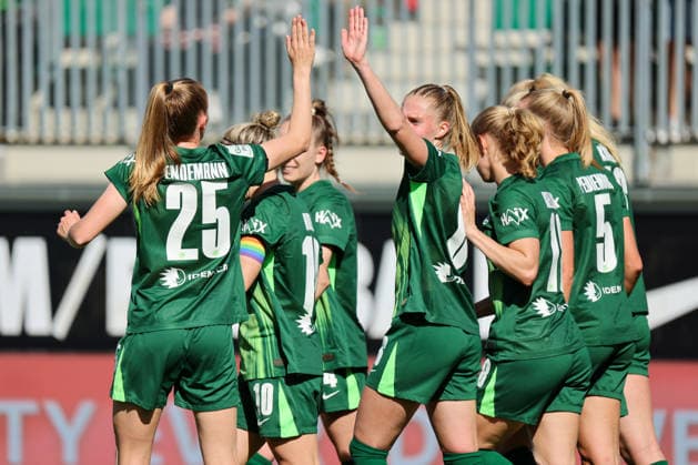 Wolfsburg, Germany 02 May 2026 1 Womens Bundesliga 24 Matchday VfL Wolfsburg vs RB Leipzig In the picture goal scorer Lena Lattwein VfL , hidden in the picture, makes the goal to 2 1 for Wolfsburg and cheers with her teammates Copyright: HMBxMedia MadeleinexFantini