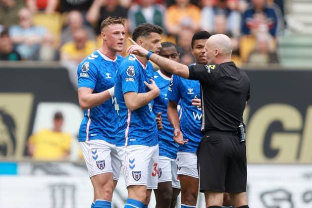 Sunderland players surround referee Paul Tierney after Daniel Ballard of Sunderland is shown a red card for violent conduct Wolverhampton Wanderers v Sunderland, Premier League, Football, Molineux, Wolverhampton , UK - 02 May 2026Wolverhampton Molineux United Kingdom EDITORIAL USE ONLY No use with unauthorised audio, video, data, fixture lists, club league logos or live services. Online in-match use limited to 120 images, no video emulation. No use in betting, games or single club league player publications. Copyright: xPaulxGreenwood Shutterstockx 16854508k
