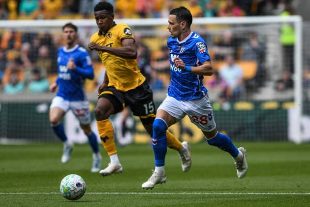 Wolverhampton Wanderers v Sunderland, English Premier League, Football, Molineux, Wolverhampton, UK - 2 May 2024 Sunderland s Enzo Le Fee sprints forward with the ball pursued by Wolverhampton Wanderer s Yerson Mosquera , UK NEWSPAPERS OUT Copyright: xRichardxBowcottx