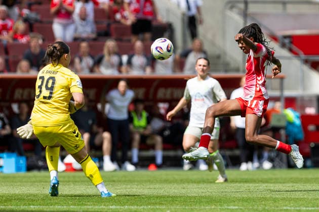 Google Pixel Women Bundesliga 1 FC Köln SV Werder Bremen 02 05 2026 Lydia Andrade 1 FC Köln, 17 , Mariella El Sherif Werder Bremen, 39 on matchday 24 of the Google Pixel Women Bundesliga in the match between 1 FC Köln and SV Werder Bremen on 02 05 2026 at RheinEnergie Stadion in Cologne, Germany Copyright: xBEAUTIFULxSPORTS Meuselx