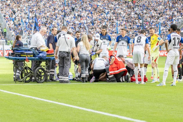 Sport Bilder des Tages 1. Fussball Bundesliga: Eintracht Frankfurt - Hamburger SV, 02.05.2026 Medizinisches Personal hilft Jordan Torunarigha (Hamburger SV 25) und behandelt ihn nach einem kopfbalduell, Eintracht Frankfurt - Hamburger SV, Frankfurt, Deutsche Bank Park, 2.5.2026 *** 1 Soccer Bundesliga Eintracht Frankfurt Hamburger SV, 02 05 2026 Medical staff help Jordan Torunarigha Hamburger SV 25 and treat him after a head ball duel, Eintracht Frankfurt Hamburger SV, Frankfurt, Deutsche Bank Park, 2 5 2026 Copyright: xBEAUTIFULxSPORTS Gawlikx