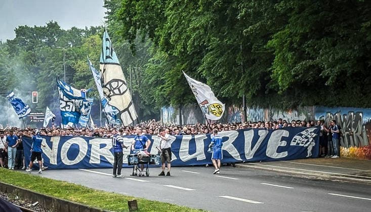 Sport Bilder des Tages Gelsenkirchen, Deutschland, Europa, Fussballfans, Fanmarsch, Schalke 04, Nordkurve, Ultras, Fanblock, Supporters, Anhänger, Straßenumzug, Choreografie, Banner, Fahnen, Trommeln, Pyrotechnik, Rauch, Stimmung, Derby, Ruhrgebiet, Fankultur, Sicherheit, Polizeibegleitung, Event, Spieltag, Bundesliga, Aufstieg Massen, Crowd, Emotionen, Sportevent, Medienrelevant *** Gelsenkirchen, Germany, Europe, football fans, fan march, Schalke 04, Nordkurve, Ultras, fan block, supporters, followers, street parade, choreography, banners, flags, drums, pyrotechnics, smoke, atmosphere, derby, Ruhr area, fan culture, security, police escort, event, match day, Bundesliga, promotion masses, crowd, emotions, sporting event, media-relevant Copyright: xJaninexHonertx