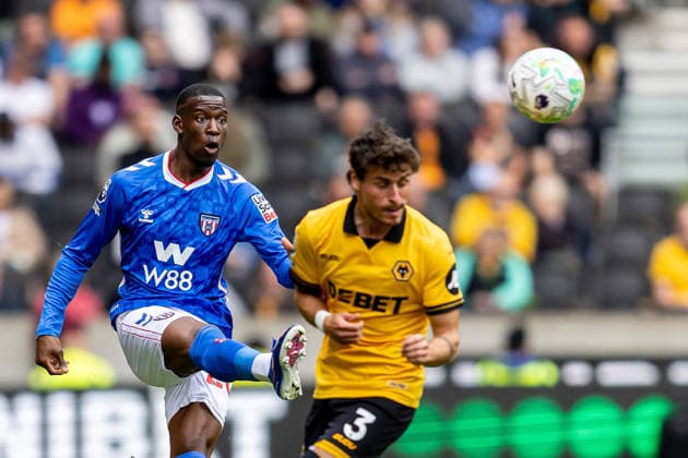 Wolverhampton Wanderers v Sunderland, Premier League Sunderland defender Nordi Mukiele (20) plays a pass during the Premier League match between Wolverhampton Wanderers and Sunderland at Molineux, Wolverhampton, UK on 2 May 2026. Wolverhampton Molineux West Midlands UK Editorial use only DataCo restrictions apply See www.football-dataco.com , Copyright: xManjitxNarotrax PSI-24191-0031