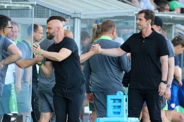 Wolfsburg, Germany 02 May 2026 1 Womens Bundesliga 24 Matchday VfL Wolfsburg vs RB Leipzig In the picture from left coach Stephan Lerch VfL and sports director of VfL Wolfsburg Women Ralf Kellermann VfL high-five with the team after the home win Copyright: HMBxMedia MadeleinexFantini