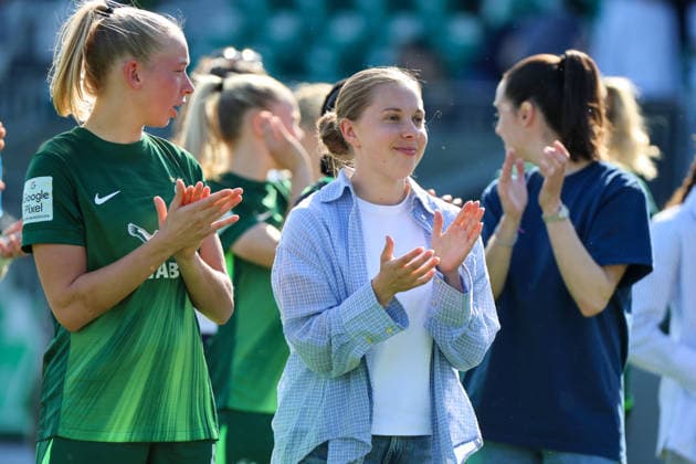 Wolfsburg, Germany 02 May 2026 1 Womens Bundesliga 24 Matchday VfL Wolfsburg vs RB Leipzig In the picture from left Ella Peddemors VfL and Janou Levels VfL after the home win against RB Leipzig at the final celebration Copyright: HMBxMedia MadeleinexFantini