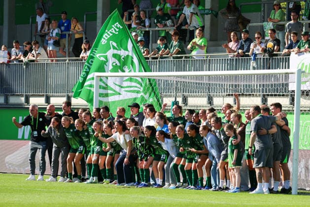 Wolfsburg, Germany 02 May 2026 1 Womens Bundesliga 24 Matchday VfL Wolfsburg vs RB Leipzig In the picture The players and the entire VfL Wolfsburg team celebrating after the home win against RB Leipzig Copyright: HMBxMedia MadeleinexFantini