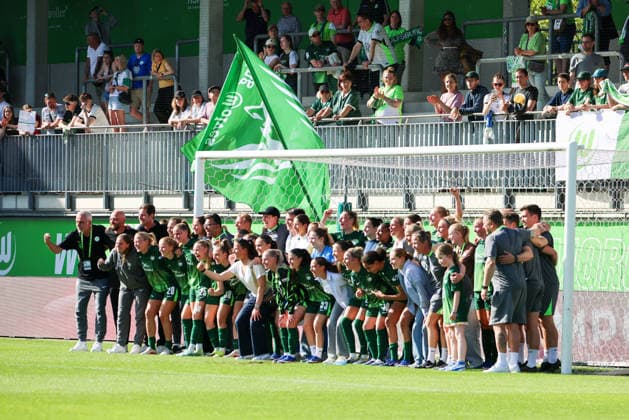 Wolfsburg, Germany 02 May 2026 1 Womens Bundesliga 24 Matchday VfL Wolfsburg vs RB Leipzig In the picture The players and the entire VfL Wolfsburg team celebrating after the home win against RB Leipzig Copyright: HMBxMedia MadeleinexFantini
