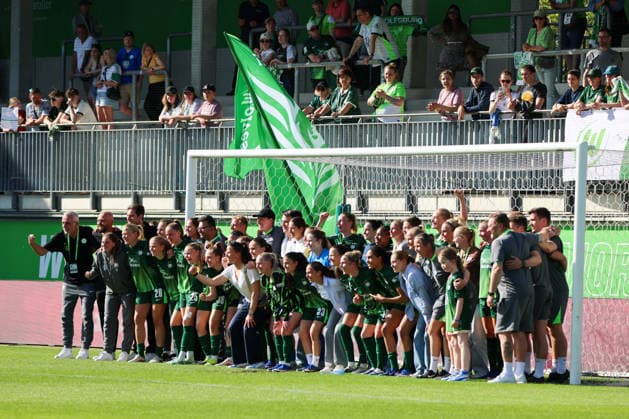 Wolfsburg, Germany 02 May 2026 1 Womens Bundesliga 24 Matchday VfL Wolfsburg vs RB Leipzig In the picture The players and the entire VfL Wolfsburg team celebrating after the home win against RB Leipzig Copyright: HMBxMedia MadeleinexFantini
