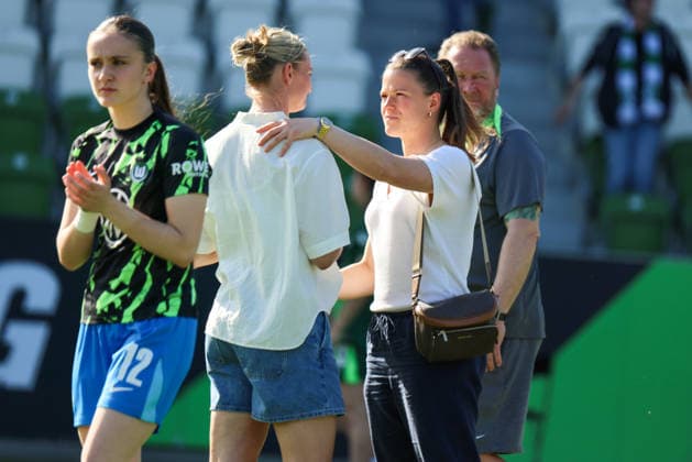 Wolfsburg, Germany 02 May 2026 1 Womens Bundesliga 24 Matchday VfL Wolfsburg vs RB Leipzig Pictured from left Alexandra Popp VfL and goalkeeper Martina Tufekovic VfL Copyright: HMBxMedia MadeleinexFantini