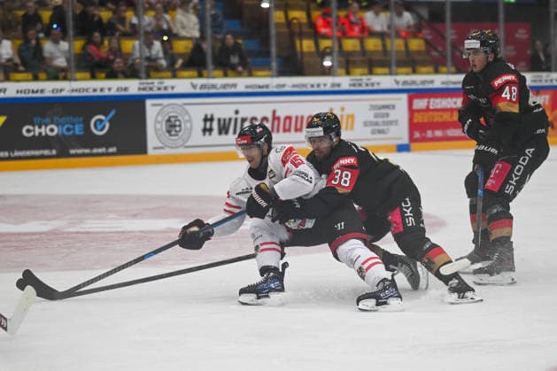 Sport Bilder des Tages Ice hockey, Eishockey - GER vs AUT, test match GARMISCH-PARTENKIRCHEN,GERMANY,02.MAY.26 - ICE HOCKEY - OEEHV international test match, men, Germany vs Austria. Image shows Lucas Thaler (AUT), Fabio Wagner and Phillip Sinn (GER).  GEPAxpictures xDanielxSchoenherr
