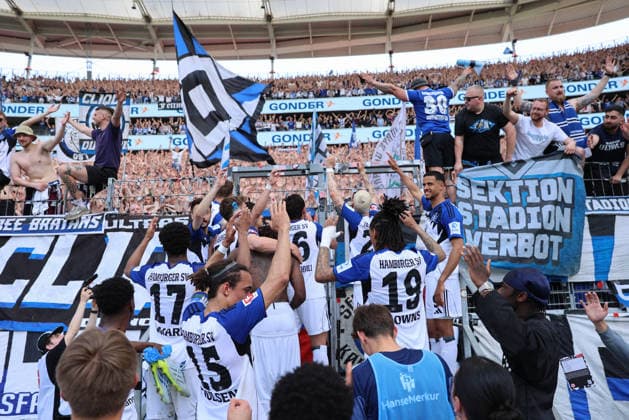 Sport Bilder des Tages 02.05.2026, Fussball Bundesliga, Eintracht Frankfurt - Hamburger SV, v.l., Hamburg Spieler feiern mit den Fans DFL DFB REGULATIONS PROHIBIT ANY USE OF PHOTOGRAPHS AS IMAGE SEQUENCES AND OR QUASI-VIDEO. xdcx *** 02 05 2026, Bundesliga, Eintracht Frankfurt Hamburger SV, v l , Hamburg players celebrate with the fans DFL DFB REGULATIONS PROHIBIT ANY USE OF PHOTOGRAPHS AS IMAGE SEQUENCES AND OR QUASI VIDEO xdcx Copyright: HMBxMedia Claus