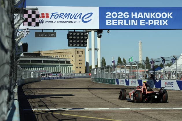 Sport Bilder des Tages Sieger Nico Mueller (51) Porsche 99x Electric 51 im Pink Pig Desgin passiert die schwarz-weiss karierte Flagge im Rennen 1, FIA Formel E Weltmeisterschaft Saison 12, Berlin E- Prix, 02.05.2026, Flughafen Tempelhof, FE, Elektromotorsport *** Winner Nico Mueller 51 Porsche 99x Electric 51 in Pink Pig Design passes the black and white checkered flag in Race 1, FIA Formula E World Championship Season 12, Berlin E Prix, 02 05 2026, Tempelhof Airport, FE, Electric Motorsport