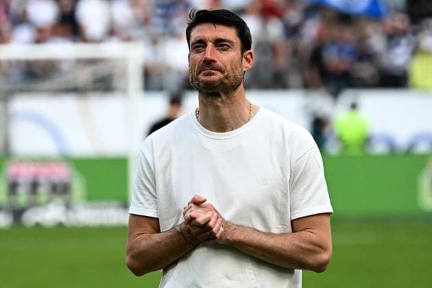 Sport Bilder des Tages 02.05.2026, xjhx, Fussball 1.Bundesliga, Eintracht Frankfurt - Hamburger SV v.l. Trainer Albert Riera (Eintracht Frankfurt) Enttäuscht, traurig, frustriert, ratlos, (DFL DFB REGULATIONS PROHIBIT ANY USE OF PHOTOGRAPHS as IMAGE SEQUENCES and or QUASI-VIDEO) Frankfurt am Main *** 02 05 2026, xjhx, Soccer 1 Bundesliga, Eintracht Frankfurt Hamburger SV v l Coach Albert Riera Eintracht Frankfurt Disappointed, sad, frustrated, helpless, DFL DFB REGULATIONS PROHIBIT ANY USE OF PHOTOGRAPHS as IMAGE SEQUENCES and or QUASI VIDEO Frankfurt am Main