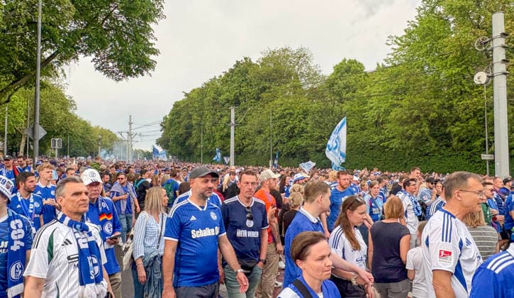 Germany Football 2 Bundesliga 2025 2026, 32 matchday FC Schalke 04 vs Fortuna Düsseldorf Veltins Arena Schalke Gelsenkirchen, Germany, Europe, Schalke 04 fans, fan march, thousands of supporters, north curve, Ultras, supporters, blue and white, jerseys, scarves, flags, crowd, crowd, street parade, matchday, Bundesliga, Ruhr area, fan culture, emotions, soccer enthusiasm, security, police, infrastructure, streetcar line, urban space, event, media interest Copyright: xJaninexHonertx