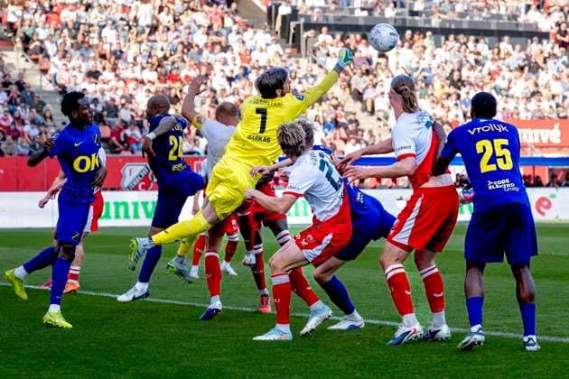Sport Bilder des Tages UTRECHT - Save by FC Utrecht goalkeeper Vasilis Barkas during the Dutch Vriendenloterij Eredivisie match between FC Utrecht and NAC Breda at Stadion de Galgenwaard on 2 May 2026 in Utrecht, the Netherlands. (Photo by DeFodi Images) - *** UTRECHT Save by FC Utrecht goalkeeper Vasilis Barkas during the Dutch Vriendenloterij Eredivisie match between FC Utrecht and NAC Breda at Stadion de Galgenwaard on 2 May 2026 in Utrecht, the Netherlands Photo by DeFodi Images