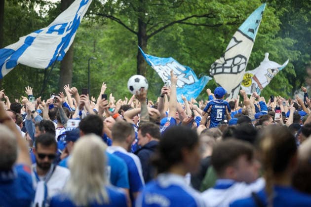 Germany Football 2 Bundesliga 2025 2026, 32 matchday FC Schalke 04 vs Fortuna Düsseldorf Veltins Arena Schalke promotion euphoria, Schalke 04 fans, fan march, Nordkurve, Ultras, Supporters, blue and white, flags, banners, crowd, crowd of people, cheering, raised hands, emotions, soccer culture, Ruhr area, matchday, Bundesliga, away fans, pyrotechnics, smoke, street parade, event, media interest Copyright: xJaninexHonertx