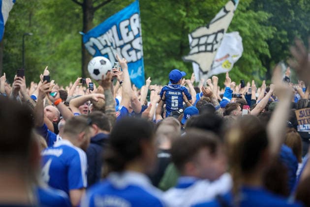 Germany Football 2 Bundesliga 2025 2026, 32 matchday FC Schalke 04 vs Fortuna Düsseldorf Veltins Arena Schalke promotion euphoria, Schalke 04 fans, fan march, Nordkurve, Ultras, Supporters, blue and white, flags, banners, crowd, crowd of people, cheering, raised hands, emotions, soccer culture, Ruhr area, matchday, Bundesliga, away fans, pyrotechnics, smoke, street parade, event, media interest Copyright: xJaninexHonertx