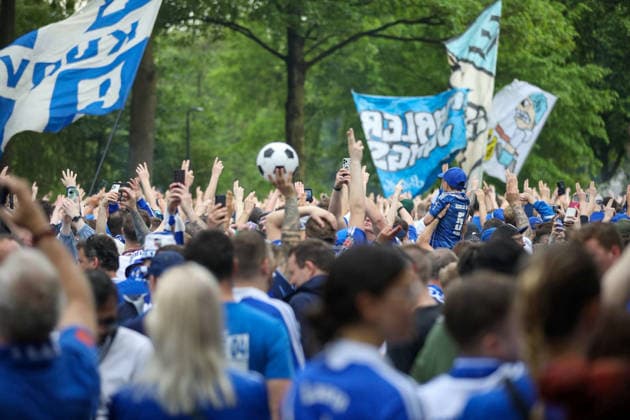 Germany Football 2 Bundesliga 2025 2026, 32 matchday FC Schalke 04 vs Fortuna Düsseldorf Veltins Arena Schalke promotion euphoria, Schalke 04 fans, fan march, Nordkurve, Ultras, Supporters, blue and white, flags, banners, crowd, crowd of people, cheering, raised hands, emotions, soccer culture, Ruhr area, matchday, Bundesliga, away fans, pyrotechnics, smoke, street parade, event, media interest Copyright: xJaninexHonertx