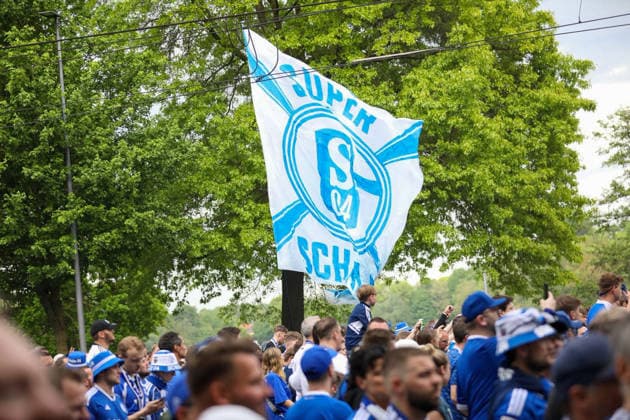 Germany Football 2 Bundesliga 2025 2026, 32 matchday FC Schalke 04 vs Fortuna Düsseldorf Veltins Arena Schalke promotion euphoria, Schalke 04 fans, fan march, Nordkurve, Ultras, Supporters, blue and white, flags, banners, crowd, crowd of people, cheering, raised hands, emotions, soccer culture, Ruhr area, matchday, Bundesliga, away fans, pyrotechnics, smoke, street parade, event, media interest Copyright: xJaninexHonertx