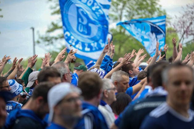 Germany Football 2 Bundesliga 2025 2026, 32 matchday FC Schalke 04 vs Fortuna Düsseldorf Veltins Arena Schalke promotion euphoria, Schalke 04 fans, fan march, Nordkurve, Ultras, Supporters, blue and white, flags, banners, crowd, crowd of people, cheering, raised hands, emotions, soccer culture, Ruhr area, matchday, Bundesliga, away fans, pyrotechnics, smoke, street parade, event, media interest Copyright: xJaninexHonertx