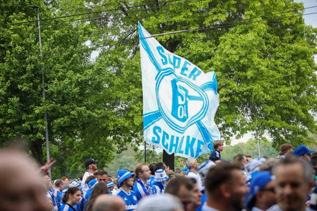 Germany Football 2 Bundesliga 2025 2026, 32 matchday FC Schalke 04 vs Fortuna Düsseldorf Veltins Arena Schalke promotion euphoria, Schalke 04 fans, fan march, Nordkurve, Ultras, Supporters, blue and white, flags, banners, crowd, crowd of people, cheering, raised hands, emotions, soccer culture, Ruhr area, matchday, Bundesliga, away fans, pyrotechnics, smoke, street parade, event, media interest Copyright: xJaninexHonertx