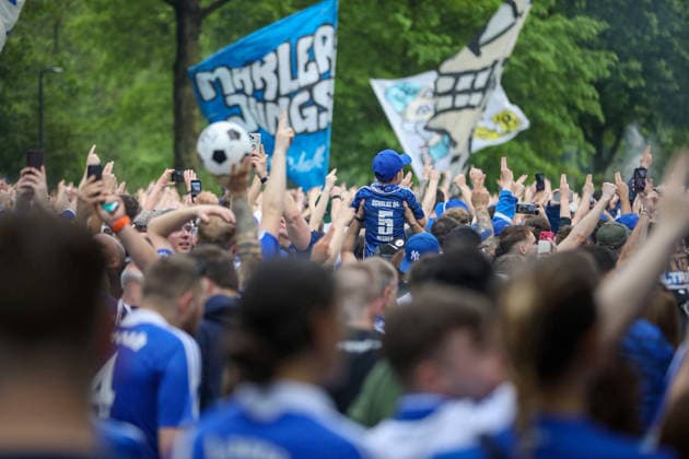 Germany Football 2 Bundesliga 2025 2026, 32 matchday FC Schalke 04 vs Fortuna Düsseldorf Veltins Arena Schalke promotion euphoria, Schalke 04 fans, fan march, Nordkurve, Ultras, Supporters, blue and white, flags, banners, crowd, crowd of people, cheering, raised hands, emotions, soccer culture, Ruhr area, matchday, Bundesliga, away fans, pyrotechnics, smoke, street parade, event, media interest Copyright: xJaninexHonertx