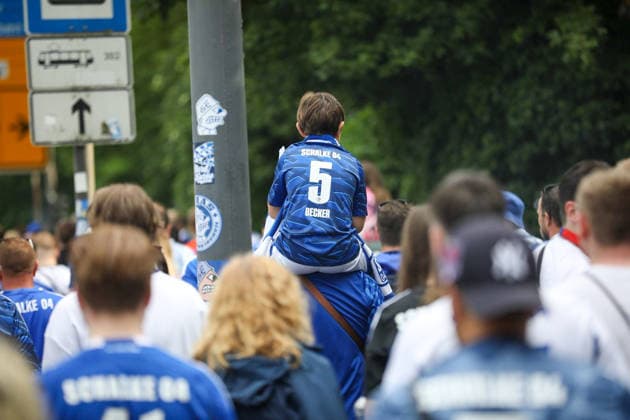Germany Football 2 Bundesliga 2025 2026, 32 matchday FC Schalke 04 vs Fortuna Düsseldorf Veltins Arena Schalke promotion euphoria, Schalke 04 fans, fan march, Nordkurve, Ultras, Supporters, blue and white, flags, banners, crowd, crowd of people, cheering, raised hands, emotions, soccer culture, Ruhr area, matchday, Bundesliga, away fans, pyrotechnics, smoke, street parade, event, media interest Copyright: xJaninexHonertx