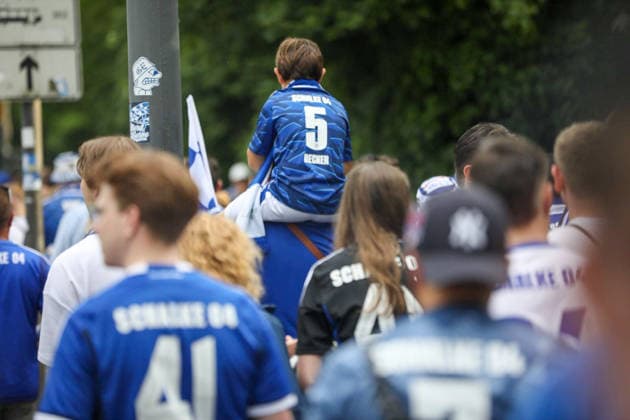 Germany Football 2 Bundesliga 2025 2026, 32 matchday FC Schalke 04 vs Fortuna Düsseldorf Veltins Arena Schalke promotion euphoria, Schalke 04 fans, fan march, Nordkurve, Ultras, Supporters, blue and white, flags, banners, crowd, crowd of people, cheering, raised hands, emotions, soccer culture, Ruhr area, matchday, Bundesliga, away fans, pyrotechnics, smoke, street parade, event, media interest Copyright: xJaninexHonertx