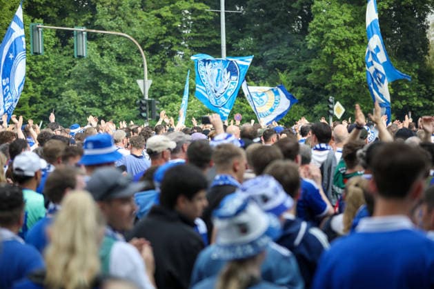 Germany Football 2 Bundesliga 2025 2026, 32 matchday FC Schalke 04 vs Fortuna Düsseldorf Veltins Arena Schalke promotion euphoria, Schalke 04 fans, fan march, Nordkurve, Ultras, Supporters, blue and white, flags, banners, crowd, crowd of people, cheering, raised hands, emotions, soccer culture, Ruhr area, matchday, Bundesliga, away fans, pyrotechnics, smoke, street parade, event, media interest Copyright: xJaninexHonertx