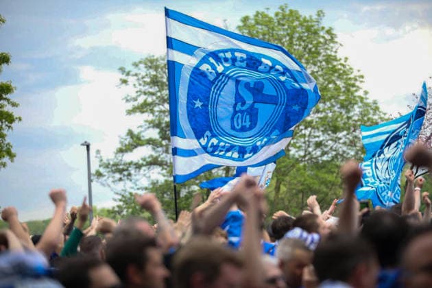 Germany Football 2 Bundesliga 2025 2026, 32 matchday FC Schalke 04 vs Fortuna Düsseldorf Veltins Arena Schalke promotion euphoria, Schalke 04 fans, fan march, Nordkurve, Ultras, Supporters, blue and white, flags, banners, crowd, crowd of people, cheering, raised hands, emotions, soccer culture, Ruhr area, matchday, Bundesliga, away fans, pyrotechnics, smoke, street parade, event, media interest Copyright: xJaninexHonertx