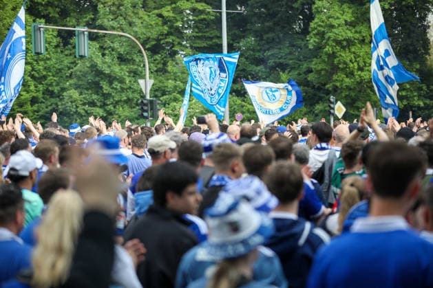 Germany Football 2 Bundesliga 2025 2026, 32 matchday FC Schalke 04 vs Fortuna Düsseldorf Veltins Arena Schalke promotion euphoria, Schalke 04 fans, fan march, Nordkurve, Ultras, Supporters, blue and white, flags, banners, crowd, crowd of people, cheering, raised hands, emotions, soccer culture, Ruhr area, matchday, Bundesliga, away fans, pyrotechnics, smoke, street parade, event, media interest Copyright: xJaninexHonertx