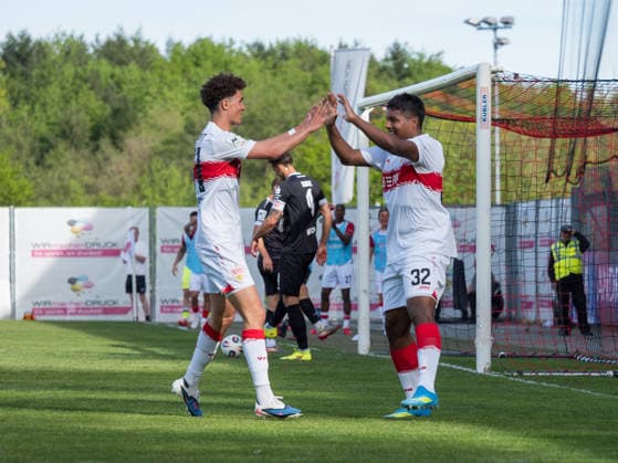 Sport Bilder des Tages Turjubel Noah Darvich (VfB Stuttgart II, 31) mit Torschuetzen Jeremy Arevalo (VfB Stuttgart II, 32) GER, VfB Stuttgart II vs. Rot-Weiss-Essen, Fussball, 3. Bundesliga, 36. Spieltag, Spielzeit 2025 2026, 02.05.2026 GER, VfB Stuttgart II vs. Rot-Weiss-Essen, Fussball, 3. Bundesliga, 36. Spieltag, Spielzeit 2025 2026, 02.05.2026 Aspach *** Turjubel Noah Darvich VfB Stuttgart II, 31 with goalscorer Jeremy Arevalo VfB Stuttgart II, 32 GER, VfB Stuttgart II vs Rot Weiss Essen, Football, 3 Bundesliga, Matchday 36, Season 2025 2026, 02 05 2026 GER, VfB Stuttgart II vs Rot Weiss Essen, Football, 3 Bundesliga, Matchday 36, Season 2025 2026, 02 05 2026 Aspach Copyright: xEibner-Pressefoto CarstenxSchwerx EP_CSG