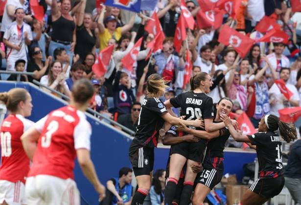 Sport Bilder des Tages Demie finale retour UEFA OL Arsenal PHOTOPQR LE PROGRES Richard MOUILLAUD - Décines-Charpieu 02 05 2026 - Demie finale retour UEFA OL Arsenal -Demie finale retour UEFA OL Arsenal Le but de la qualification marqué par Jule Brand Joie avec ses coequipières Décines-Charpieu Rhône Rhône-Alpes France  Copyright: xPHOTOPQR LExPROGRES MAXPPPxRichardxMOUILLAUDx 20260502LPL9599 20260502LPL9599