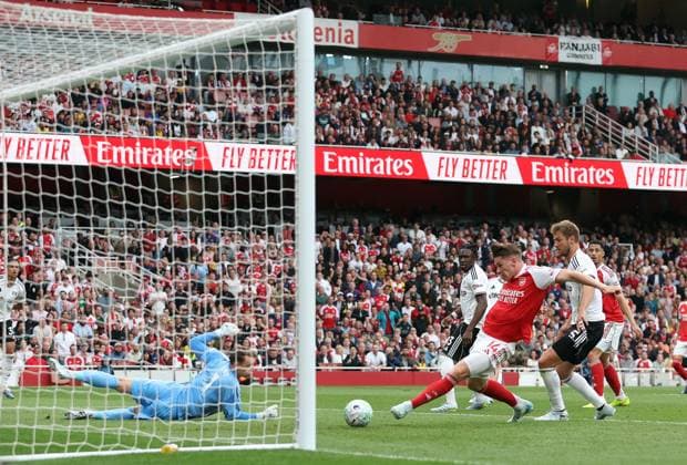 Sport Bilder des Tages Viktor Gyökeres of Arsenal scores a goal to make the score 1-0 Arsenal v Fulham, Premier League, Football, Emirates Stadium, London , UK - 02 May 2026London Emirates Stadium United Kingdom EDITORIAL USE ONLY No use with unauthorised audio, video, data, fixture lists, club league logos or live services. Online in-match use limited to 120 images, no video emulation. No use in betting, games or single club league player publications.  Copyright: xKieranxMcManus Shutterstockx 16854568g
