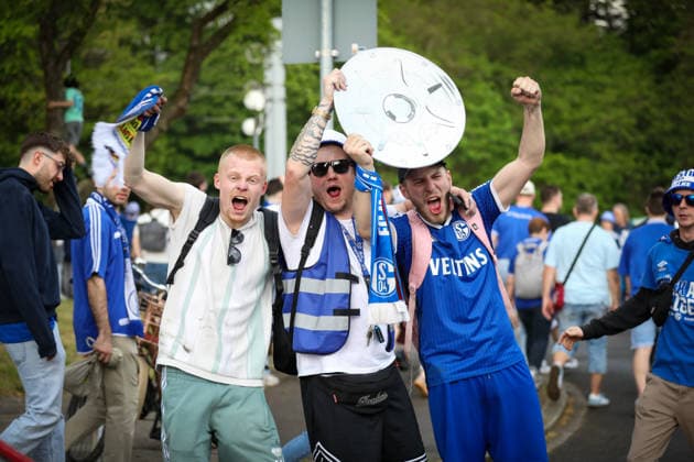 Germany Football 2 Bundesliga 2025 2026, 32 Matchday FC Schalke 04 vs Fortuna Düsseldorf Veltins Arena Schalke Gelsenkirchen, Germany, Europe, Schalke 04 fans, fan march, portrait, cheering supporters, championship trophy, raised arms, emotions, soccer enthusiasm, blue and white, jerseys, scarves, north curve, supporters, matchday, Bundesliga, Ruhr area, fan culture, street parade, event, media interest Copyright: xJaninexHonertx