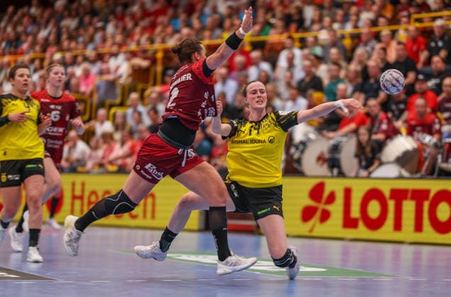 Sport Bilder des Tages GER, Bensheim, HSG Bensheim Auerbach Flames vs Borussia Dortmund, Alsco Handball Bundesliga Frauen, Handball, DHB, Spielzeit 2025 2026, Weststadthalle Bensheim, Playoff Halbfinale, 2. Spiel im Bild v.l.: Mareike Thomaier (HSG Bensheim Auerbach Flames Frauen 2), Alieke van Maurik (Borussia Dortmund Handball 14) DFB DFL REGULATIONS PROHIBIT ANY USE OF PHOTOGRAPHS AS IMAGE SEQUENCES AND OR QUASI-VIDEO, 02.05.2026 *** GER, Bensheim, HSG Bensheim Auerbach Flames vs Borussia Dortmund, Alsco Handball Bundesliga Frauen, handball, DHB, season 2025 2026, Weststadthalle Bensheim, playoff semi-final, 2 Match in picture from l Mareike Thomaier HSG Bensheim Auerbach Flames Women 2 , Alieke van Maurik Borussia Dortmund Handball 14 DFB DFL REGULATIONS PROHIBIT ANY USE OF PHOTOGRAPHS AS IMAGE SEQUENCES AND OR QUASI VIDEO, 02 05 2026 Copyright: HMBxMedia HendrikxHamelau