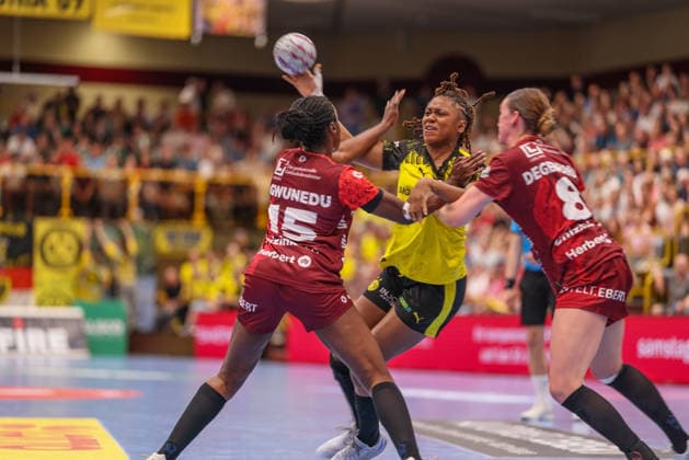GER, Bensheim, HSG Bensheim Auerbach Flames vs Borussia Dortmund, Alsco Handball Bundesliga Frauen, Handball, DHB, Season 2025 2026, Weststadthalle Bensheim, Playoff Semifinal, 2 Match in picture f l Ndidi Agwunedu HSG Bensheim Auerbach Flames Women 15 , Deborah Lassource Borussia Dortmund Handball 22 DFB DFL REGULATIONS PROHIBIT ANY USE OF PHOTOGRAPHS AS IMAGE SEQUENCES AND OR QUASI VIDEO, 02 05 2026 Copyright: HMBxMedia HendrikxHamelau