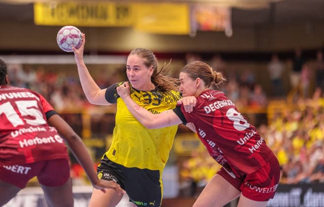 GER, Bensheim, HSG Bensheim Auerbach Flames vs Borussia Dortmund, Alsco Handball Bundesliga Frauen, handball, DHB, season 2025 2026, Weststadthalle Bensheim, playoff semi-final, 2 Match in picture f l Guro Nestaker Borussia Dortmund Handball 33 , Lena Degenhardt HSG Bensheim Auerbach Flames Women 8 DFB DFL REGULATIONS PROHIBIT ANY USE OF PHOTOGRAPHS AS IMAGE SEQUENCES AND OR QUASI VIDEO, 02 05 2026 Copyright: HMBxMedia HendrikxHamelau