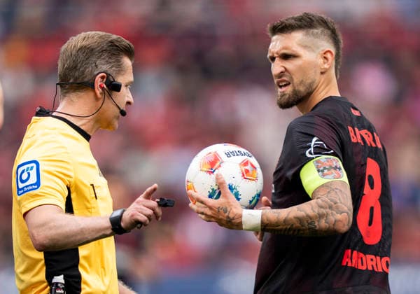 Sport Bilder des Tages Tobias Welz (Schiedsrichter) redet mit Robert ANDRICH (Bayer 04 Leverkusen, 8) Bayer Leverkusen - RB Leipzig, Fussball, 1.Bundesliga, GER, Leverkusen, BayArena, 02.05.2026 DFL regulations prohibit any use of photographs as image sequences and or quasi-video. *** Tobias Welz Referee talks to Robert ANDRICH Bayer 04 Leverkusen, 8 Bayer Leverkusen RB Leipzig, Football, 1 Bundesliga, GER, Leverkusen, BayArena, 02 05 2026 DFL regulations prohibit any use of photographs as image sequences and or quasi video Copyright: HMBxMedia xMarcoxBader