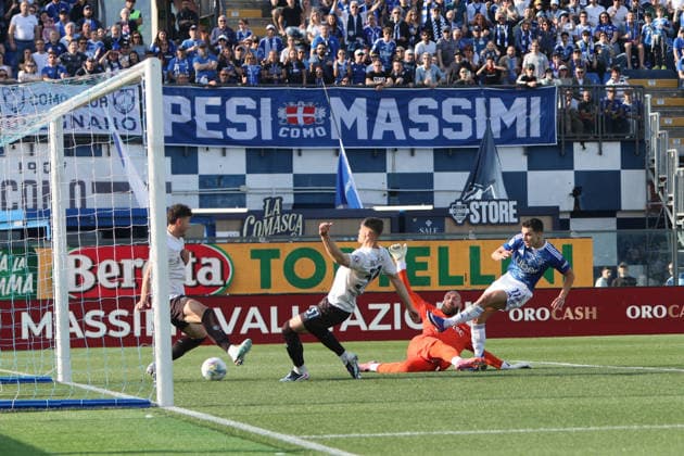 ComoÕs ComoÕs Anastasios Douvikas miss the goal during the Serie A soccer match between Como and Napoli at the Giuseppe Sinigaglia stadium in Como, north Italy - May 2, 2026 - Soccer.  Copyright: xAntonioxSaiai LaPressex