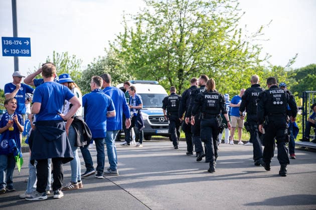 02 05 2026, Football, 2 Bundesliga, Season 2025 2026, 32 Matchday, FC Schalke 04 Fortuna Düsseldorf, Fans FC Schalke 04, Increased police presence, xRHR PHOTO YYx Copyright: KROEGER RHR-FOTOx RHR-FOTO YY