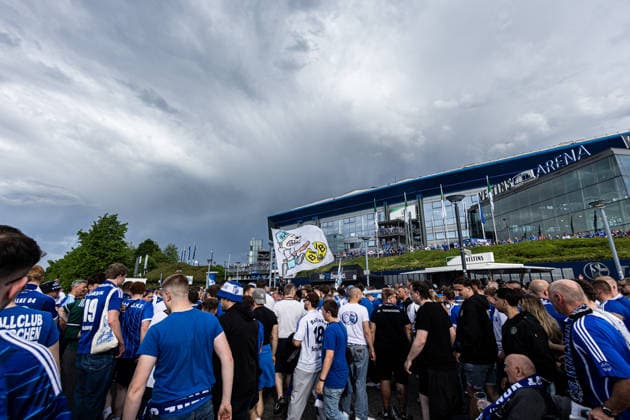 2 Fußball Bundesliga Schalke 04 Fortuna Düsseldorf 02 05 2026 Fans of Schalke 04 in front of the stadium 2 Fußball Bundesliga Schalke 04 Fortuna Düsseldorf Veltins Arena, Gelsenkirchen 02 05 2026 DFL regulations prohibit any use of photographs as image sequences and or quasi video Copyright: xBEAUTIFULxSPORTS Buriakovx