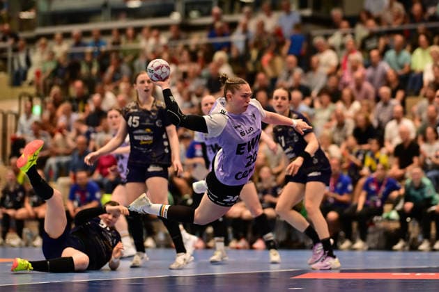 Handball I Women I Season 2025 2026 I Play Offs 5 11 I Matchday 3 I Buxtehuder SV VfL Oldenburg I 02 05 2026 Ariane Pfundstein 20, VfL Oldenburg injured later on a throw from the circle Buxtehude Halle Nord Niedersachsen Germany Copyright: xLobeca FelixxSchlikisx