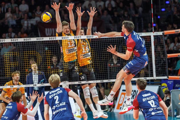 02 05 26, Berlin, Volleyball, Final, Matchday 2, Berlin Recycling Volleys SVG Lüneburg Christopher Byam SVG Lüneburg plays the ball against the block of Florian Krage BR Volleys and Moritz Reichert BR Volleys Final, Matchday 2, Berlin Recycling Volleys SVG Lüneburg