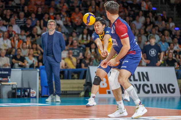 02 05 26, Berlin, Volleyball, Final, Matchday 2, Berlin Recycling Volleys SVG Lüneburg Sho Takahashi SVG Lüneburg takes a ball Final, Matchday 2, Berlin Recycling Volleys SVG Lüneburg