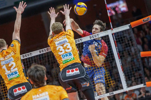 02 05 26, Berlin, Volleyball, Final, Matchday 2, Berlin Recycling Volleys SVG Lüneburg Ethan Champlin SVG Lüneburg plays the ball against Fedor Ivanov BR Volleys Final, Matchday 2, Berlin Recycling Volleys SVG Lüneburg