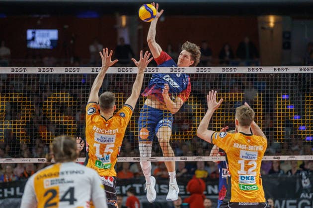 02 05 26, Berlin, Volleyball, Final, Matchday 2, Berlin Recycling Volleys SVG Lüneburg Cole Young SVG Lüneburg plays the ball against Moritz Reichert BR Volleys Final, Matchday 2, Berlin Recycling Volleys SVG Lüneburg