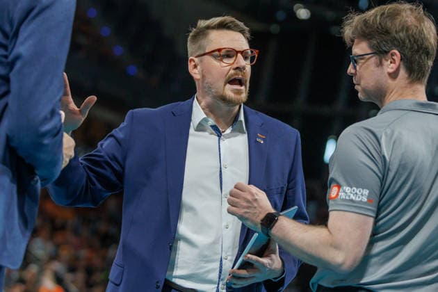 02 05 26, Berlin, Volleyball, Final, Matchday 2, Berlin Recycling Volleys SVG Lüneburg Coach Markus Steuerwald BR Volleys gesticulating on the sidelines Final, Matchday 2, Berlin Recycling Volleys SVG Lüneburg