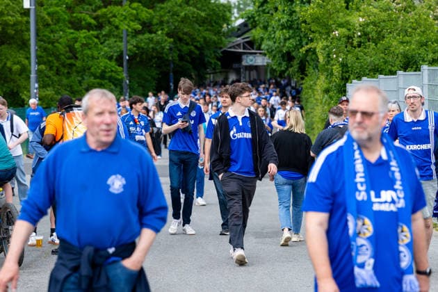 02 05 2026, 32 Matchday in Bundesliga 2, FC Schalke 04 Fortuna Düsseldorf fans walk to the stadium Gelsenkirchen Veltins Arena NRW Germany xRHR PHOTO DEx Copyright: DennisxEwert RHR-FOTOx RHR-FOTO DE